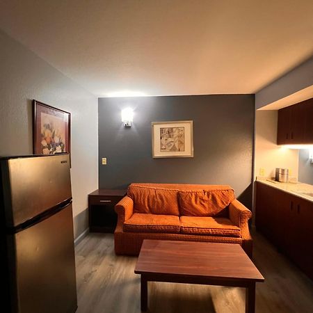 Blisspoint Inn & Suites, Northwood Екстериор снимка