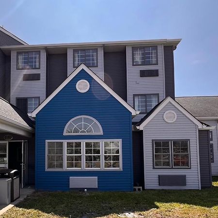 Blisspoint Inn & Suites, Northwood Екстериор снимка
