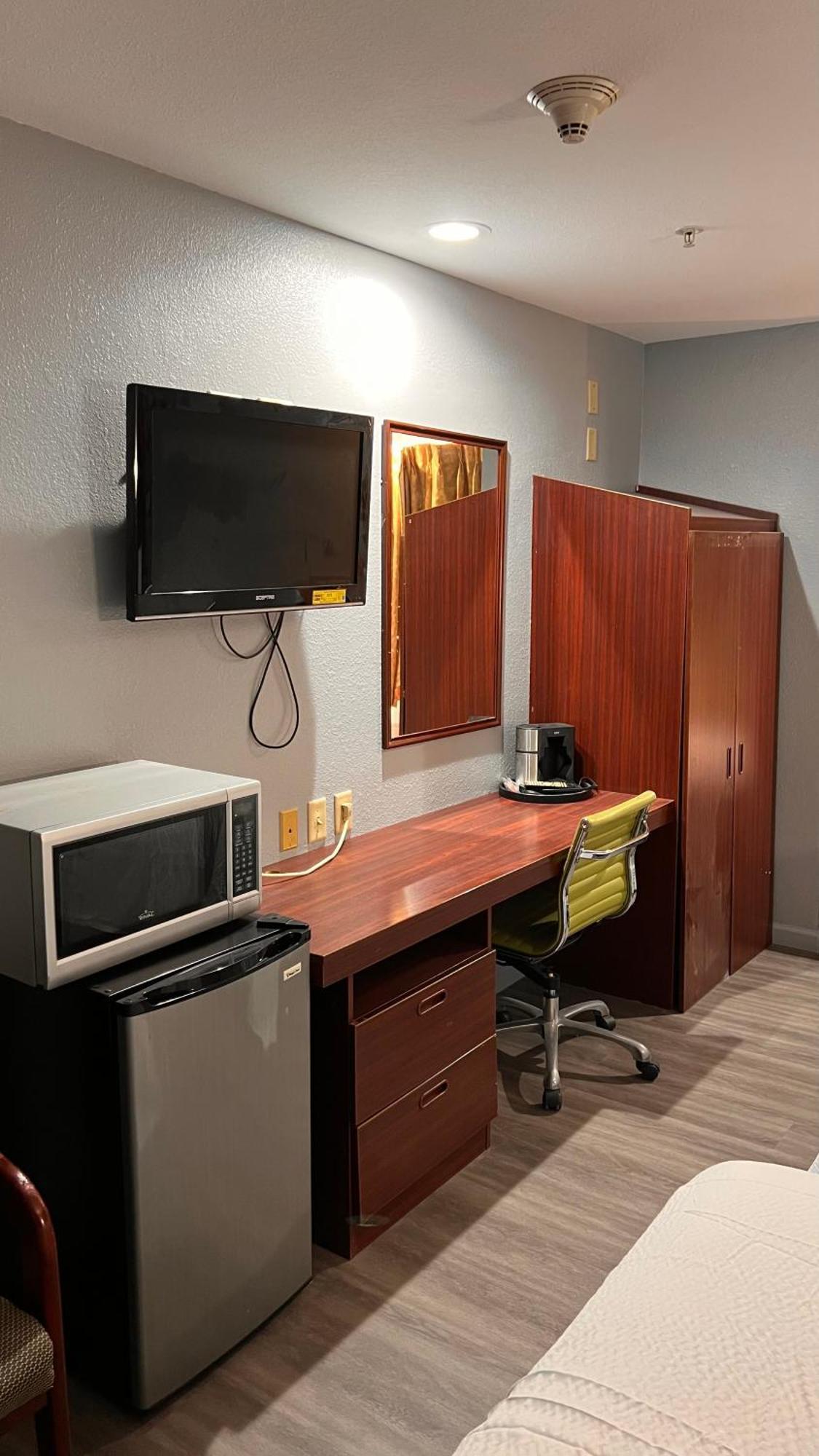 Blisspoint Inn & Suites, Northwood Екстериор снимка