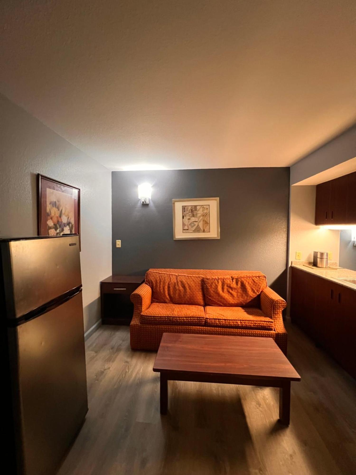 Blisspoint Inn & Suites, Northwood Екстериор снимка