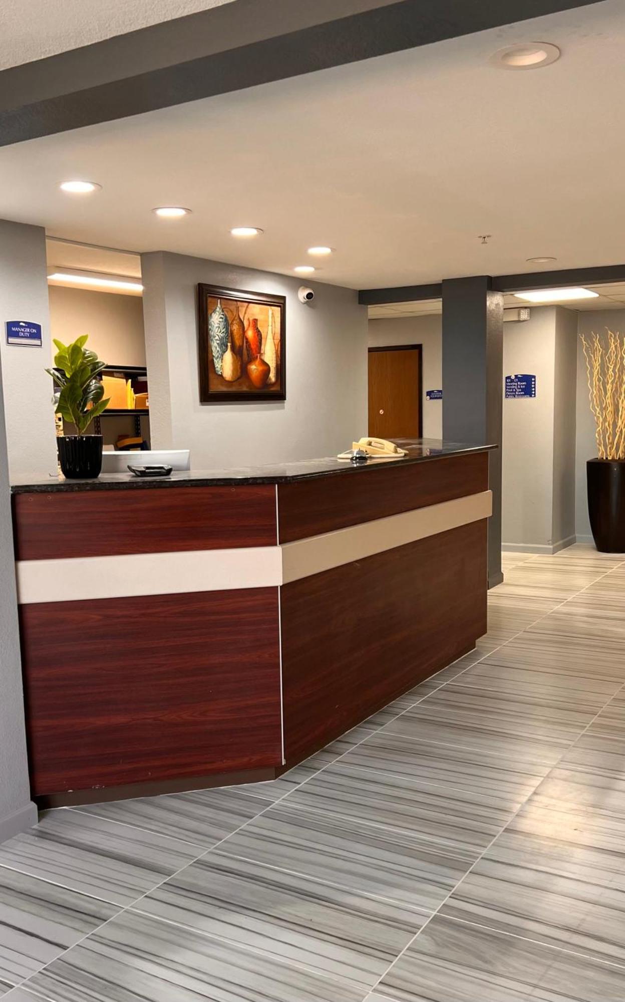 Blisspoint Inn & Suites, Northwood Екстериор снимка