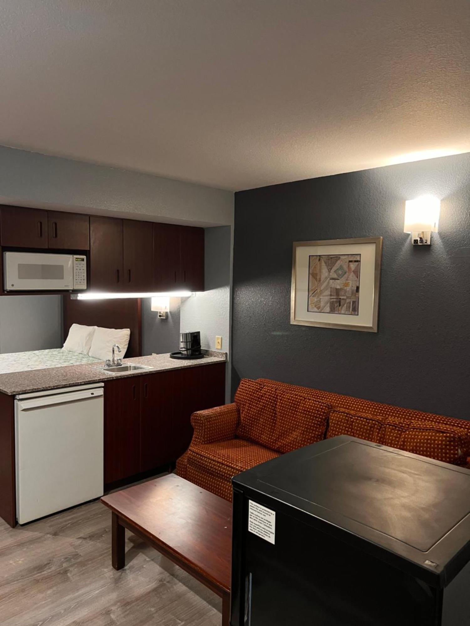 Blisspoint Inn & Suites, Northwood Екстериор снимка