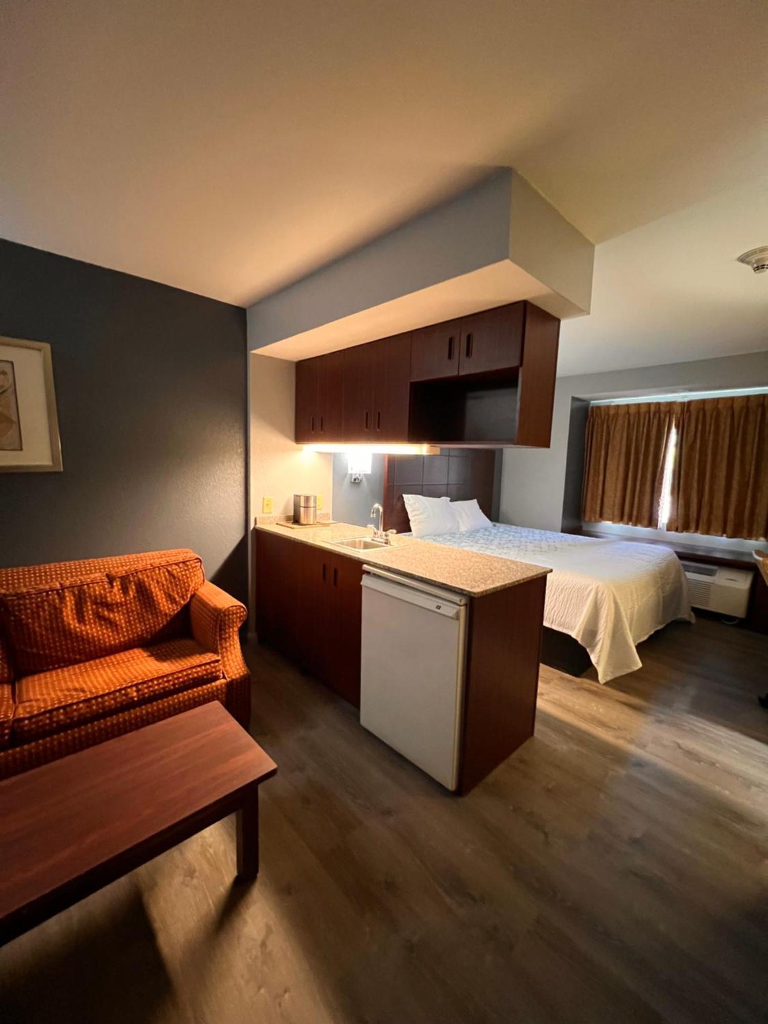 Blisspoint Inn & Suites, Northwood Екстериор снимка