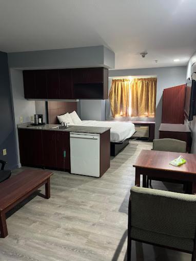 Blisspoint Inn & Suites, Northwood Екстериор снимка